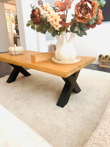Houten salontafel met metalen onderstel beschikbaar voor biedingen