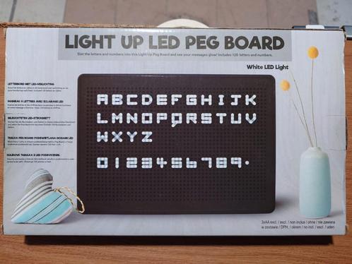 Light up LED peg board, Huis en Inrichting, Woonaccessoires | Tekstborden en Spreuken, Zo goed als nieuw, Ophalen
