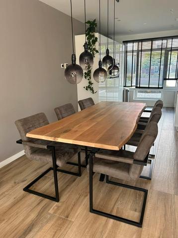 Prachtige walnoten tafel met zwarte spinpoten beschikbaar voor biedingen