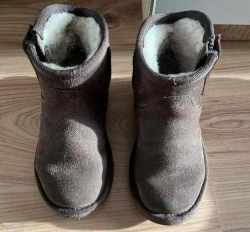 Ugg, Kinderen en Baby's, Kinderkleding | Schoenen en Sokken, Zo goed als nieuw, Laarzen, Jongen of Meisje, Ophalen