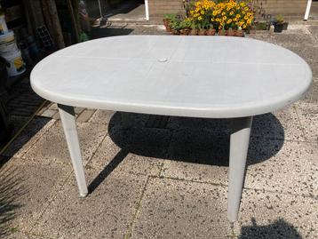 Hartman tuintafel beschikbaar voor biedingen