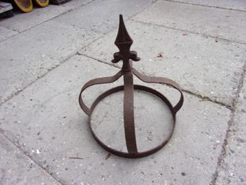 BROCANTE SIERKROON GIETIJZER/JAREN 80-90/MOOIE ROESTPATINA beschikbaar voor biedingen