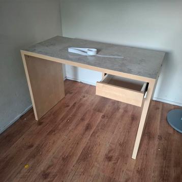 Praktisch en eenvoudig Beige tafel met lade