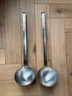 Twee grote pollepels / opscheplepels, Gebruikt, Ophalen of Verzenden, Rvs of Chroom, Vaatwasserbestendig