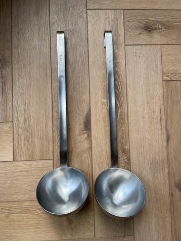 Twee grote pollepels / opscheplepels beschikbaar voor biedingen