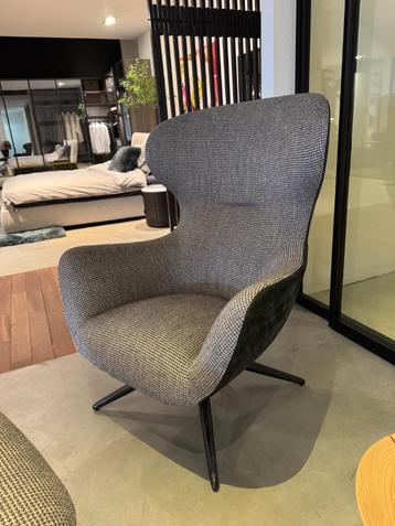 Poliform Mad Joker Armchair met Poliform Mad Pouf beschikbaar voor biedingen