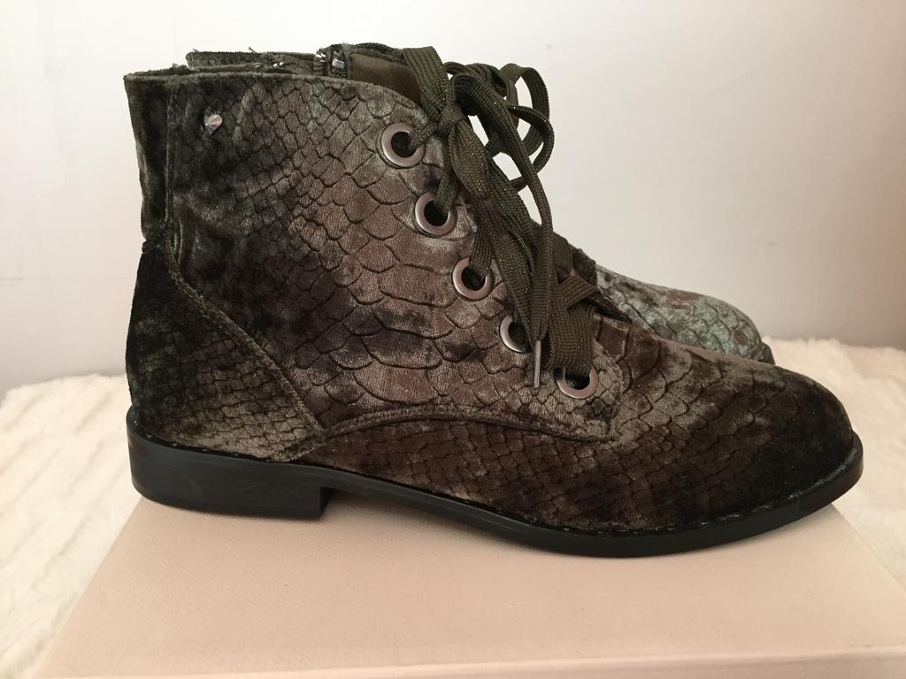 Fabs groene velvet enkellaarsjes maat 37/38, Verzenden, Lage of Enkellaarzen, Zo goed als nieuw, Groen
