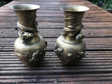 Antieke messing vazen met draken beschikbaar voor biedingen
