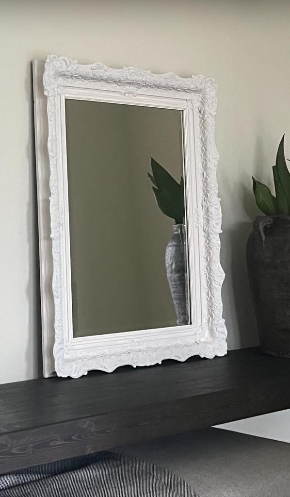 Witte Houten Spiegel met Brocante Lijst, Huis en Inrichting, Woonaccessoires | Spiegels, Gebruikt, 50 tot 75 cm, Minder dan 100 cm
