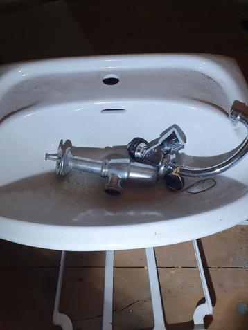 Vintage Wasbak met Onderstel en Kraan beschikbaar voor biedingen