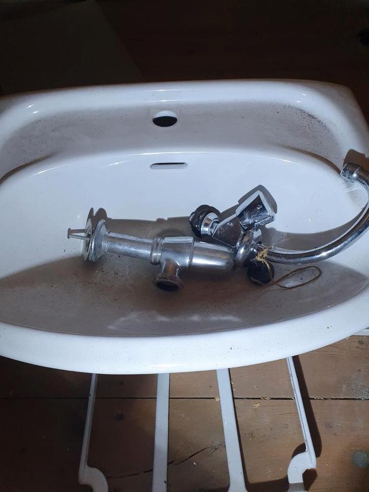 Vintage Wasbak met Onderstel en Kraan, Huis en Inrichting, Badkamer | Badkamermeubels, Gebruikt, Wasbak of Wastafel, Minder dan 100 cm
