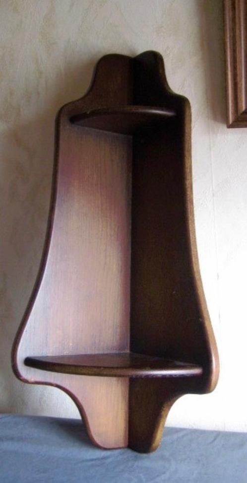 'DONKER HOUTEN CONSOOLTJE HOEKMODEL met 2 platautje's, Huis en Inrichting, Woonaccessoires | Wanddecoraties, Zo goed als nieuw