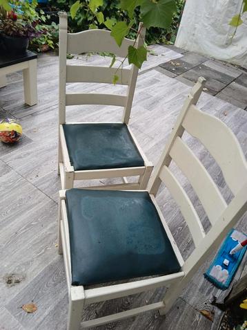 Twee Houten Tuinstoelen beschikbaar voor biedingen