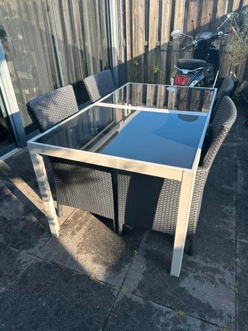 Glas tuintafel en 4 stoelen beschikbaar voor biedingen