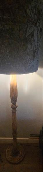 Houten vloerlamp met stoffen kap, Huis en Inrichting, Lampen | Vloerlampen, Ophalen, Hout, Gebruikt, Landelijk