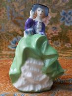 Mooi oud Engels Royal Doulton beeldje van een vrouw 10,2 cm.