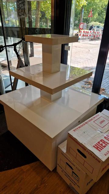 Witte Display Standaard - 3 Niveaus beschikbaar voor biedingen