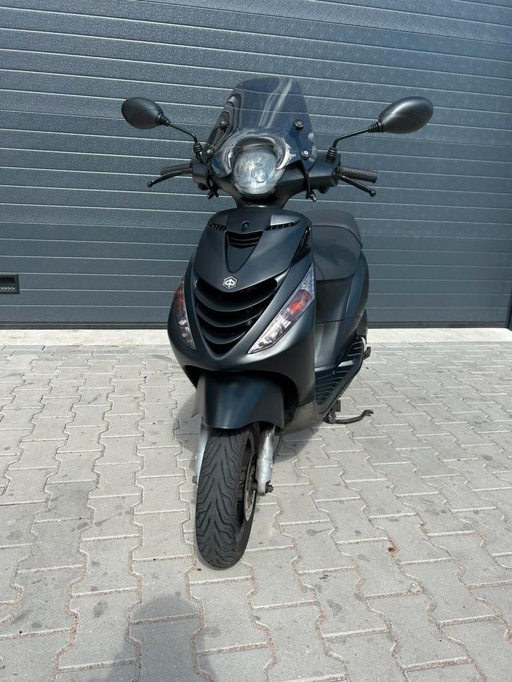 Piaggio zip 25 4t matzwart, Fietsen en Brommers, Scooters | Piaggio, Zo goed als nieuw, Zip, Benzine, Ophalen