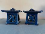 Two Janpese/Chinese style ceramic pagoda candleholders, Overige materialen, Blauw, Ophalen of Verzenden, Zo goed als nieuw