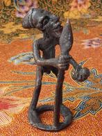 Antiek brons beeldje uit Afrika van krijger met speer 8,2 cm, Antiek en Kunst, Kunst | Niet-Westerse kunst, Ophalen of Verzenden