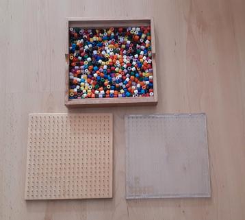 Kralenplank vierkant 2x met bak kralen beschikbaar voor biedingen