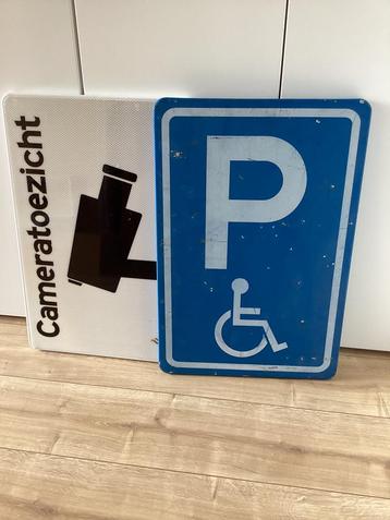 Twee verkeersborden: Toezicht en Parkeren beschikbaar voor biedingen