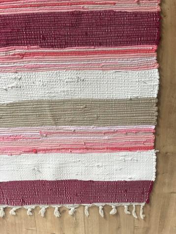 Handgemaakt gestreept vloerkleed beschikbaar voor biedingen