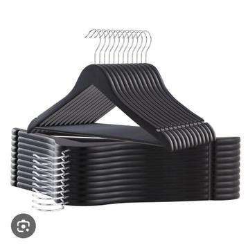 Gezocht gratis kledinghangers! beschikbaar voor biedingen