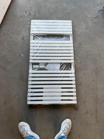 Design radiaror zwart en wit badkamer nog in plastic en doos beschikbaar voor biedingen
