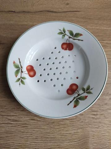 Fruit test met onderbord Petrus Regout  beschikbaar voor biedingen