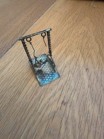 Zilveren miniatuur schommel met kind beschikbaar voor biedingen