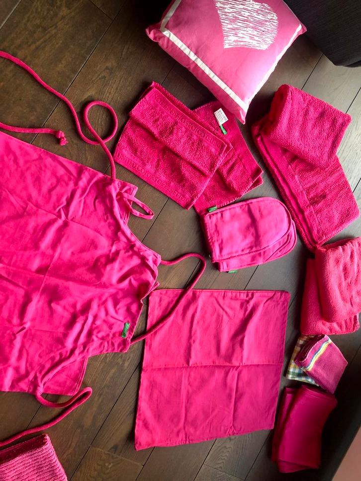Handdoeken & kookschort Benetton & wasmand etc. fuchsia roze, Huis en Inrichting, Keuken | Textiel, Zo goed als nieuw, Theedoek of Handdoek