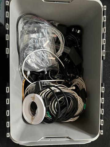 Doos vol kabels en adapters - Opruiming! beschikbaar voor biedingen