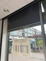 Elektrische zonwering gordijn binnen Vodafone winkel, Huis en Inrichting, Stoffering | Gordijnen en Lamellen, 150 tot 200 cm, Grijs