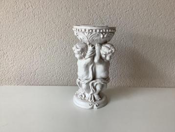 BROCANTE KUNSTSTOF KANDELAAR MET ENGELEN beschikbaar voor biedingen