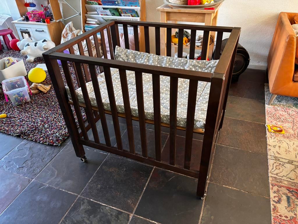 Donkerbruine box met boxkleed, Kinderen en Baby's, Boxen, Ophalen, Gebruikt, Rechthoekig, In hoogte verstelbaar