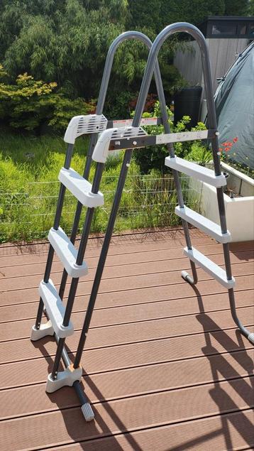 Intex zwembadtrap beschikbaar voor biedingen