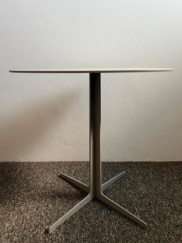 Organische metalen salontafel licht grijs beschikbaar voor biedingen
