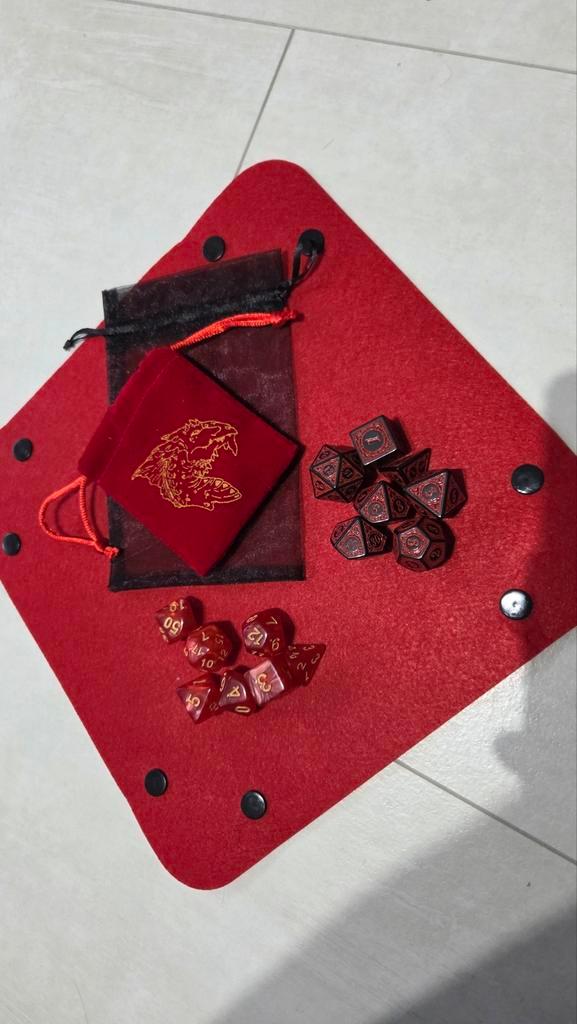 D&D Dice Set - Rood/Zwart + Tray & Zakjes, Hobby en Vrije tijd, Gezelschapsspellen | Bordspellen, Ophalen of Verzenden