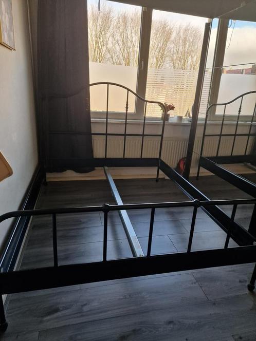 2 persoons zwart metalen bed van de ikea 160x200, Huis en Inrichting, Slaapkamer | Bedden, Zo goed als nieuw, Tweepersoons, 160 cm