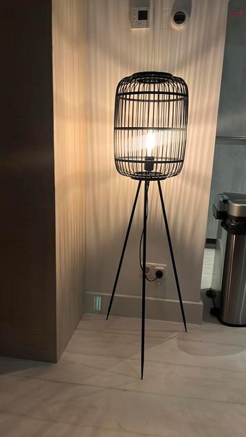 Vloerlamp beschikbaar voor biedingen
