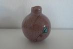 Dikwandig glazen vaasje van Des Pots roze sierlijk dessin, Overige kleuren, Ophalen of Verzenden, Minder dan 50 cm, Glas