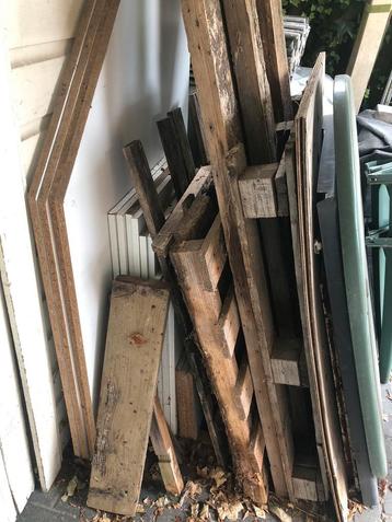 Gratis hout en meubelpanelen beschikbaar voor biedingen