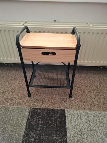 Leuk Bijzettafeltje/Kastje beschikbaar voor biedingen