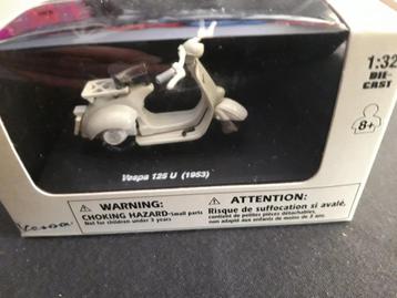 Vespa scooter 125 U ( 1953 ) 1:32 miniatuur schaalmodel beschikbaar voor biedingen