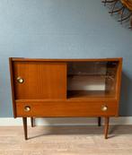 Mooi vintage kastje met schuifdeuren vitrine vintage hout, Huis en Inrichting, Kasten | Vitrinekasten, Ophalen, Gebruikt, Met deur(en)