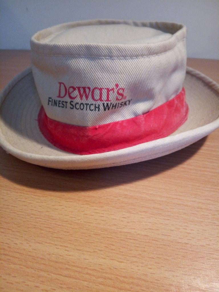 Vintage Amerikaans vissershoedje met Dewar's whisky reclame, Ophalen of Verzenden, Nieuw, Hoed