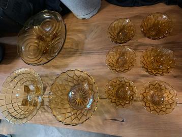 Vintage amberkleurige schalen beschikbaar voor biedingen