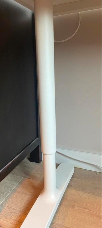 Bureau. Ikea Bekant. 140 x 60. Met lamp en bureaulegger - afbeelding 5