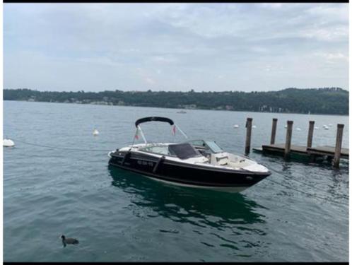Monterey 224FS zwart/wit inclusief KALF trailer, Watersport en Boten, Speedboten, Gebruikt, 6 meter of meer, Benzine, 200 pk of meer